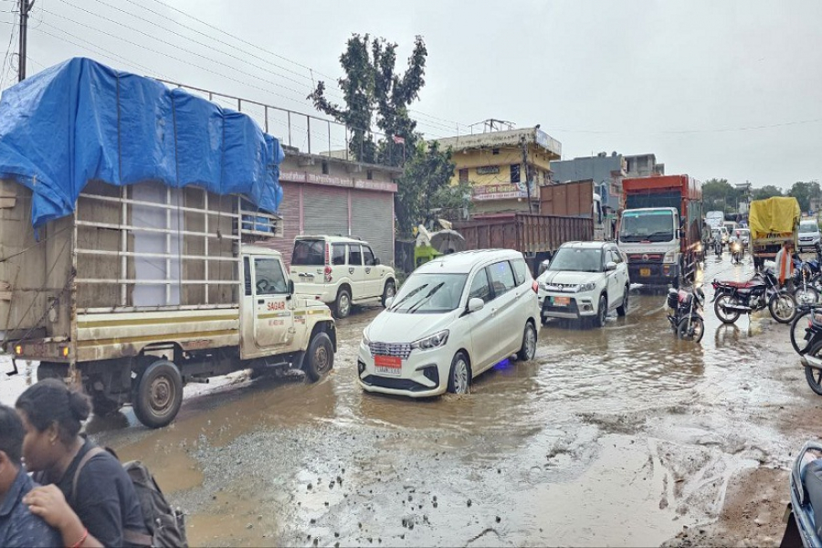 Durgapur: The condition of roads is deteriorating day by day, rainwater in the potholes, protest expressed by planting paddy