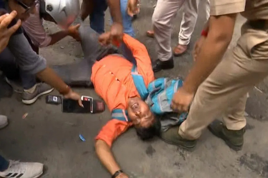 Protest by 2022 TET passers, police are waving and picking them up in cars, a brawl breaks out in Karunamoyee