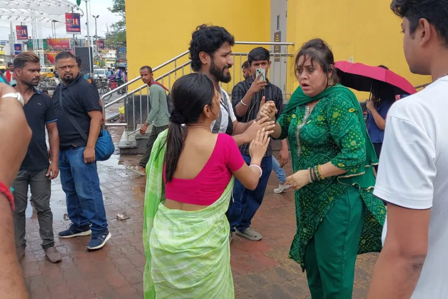 Kanchana in a scuffle at Sealdah station, personal dispute or film promotion?