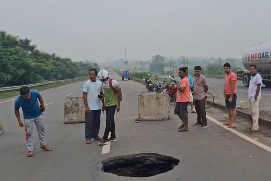 Landslide on National Highway 19 disrupts traffic in mining area