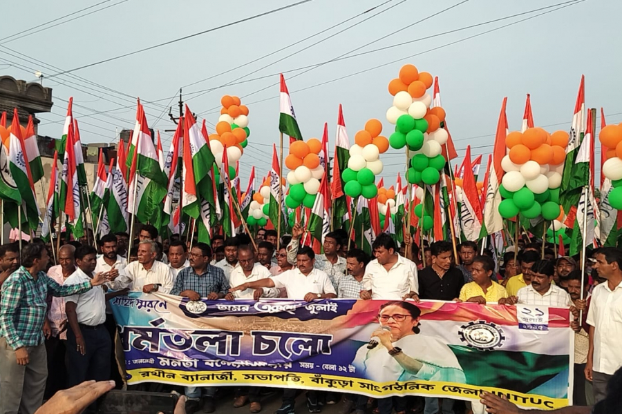 Trinamool workers' organization holds huge march in support of Martyrs' Day