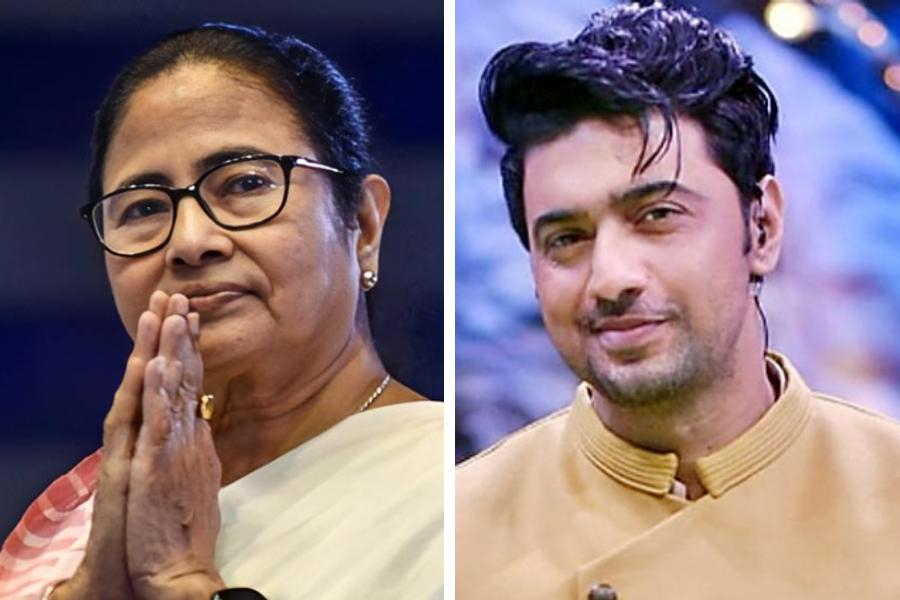 Dev has completed twenty years in the industry. This special chapter in the superstar's life was celebrated at the trailer launch of the film 'Raghu Dakat'