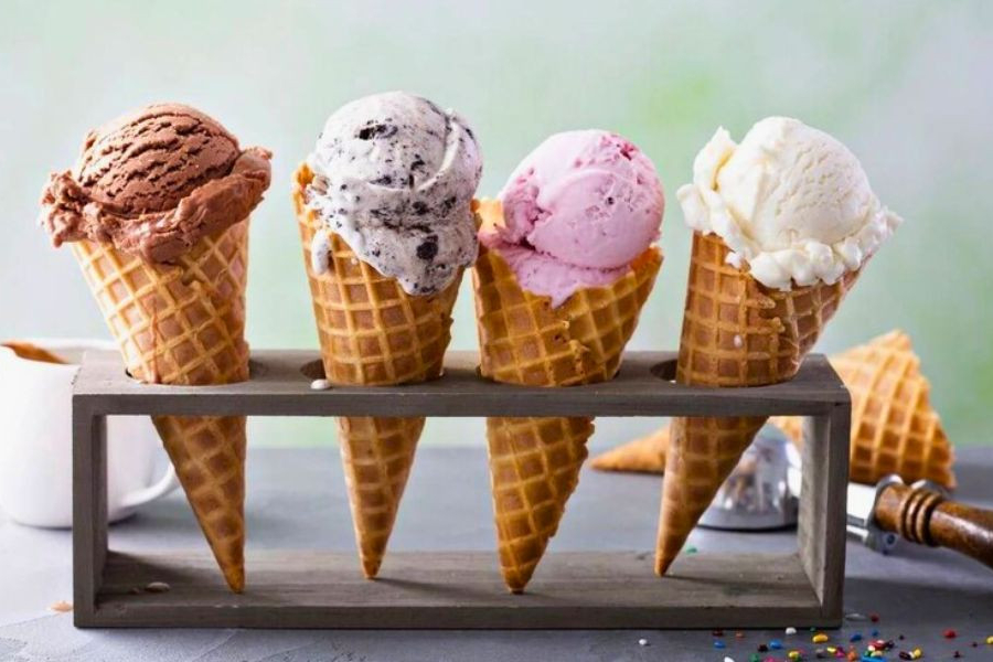 The habit of eating ice cream is a bit less in winter than other times of the year. But for many, it is an unwritten rule that no matter how cold it is, they want ice cream.