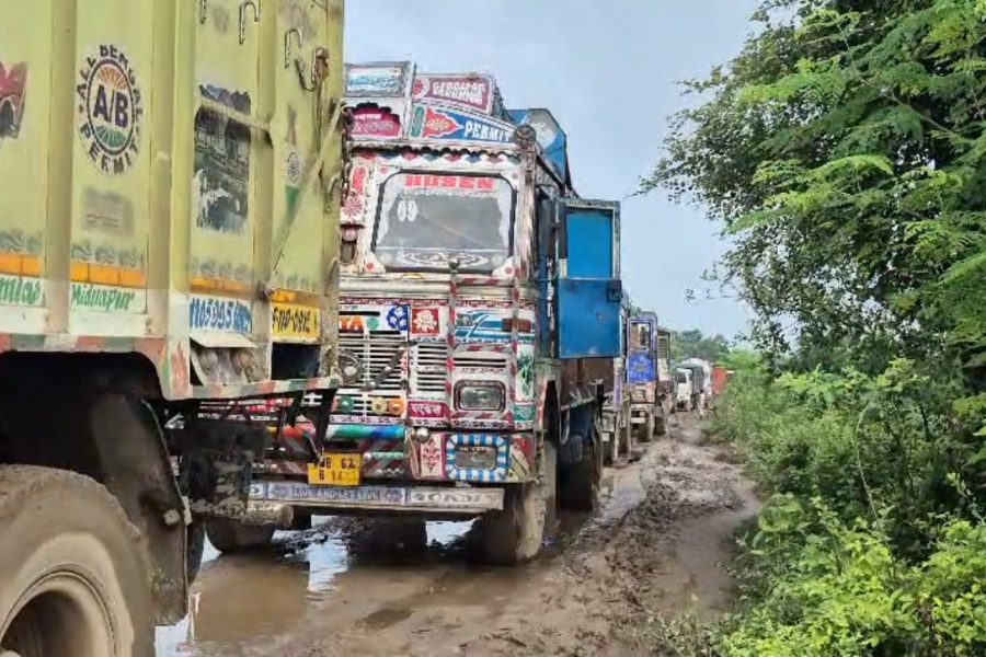 Sand mafia's grand theft in Jhargram, tension with villagers in protest