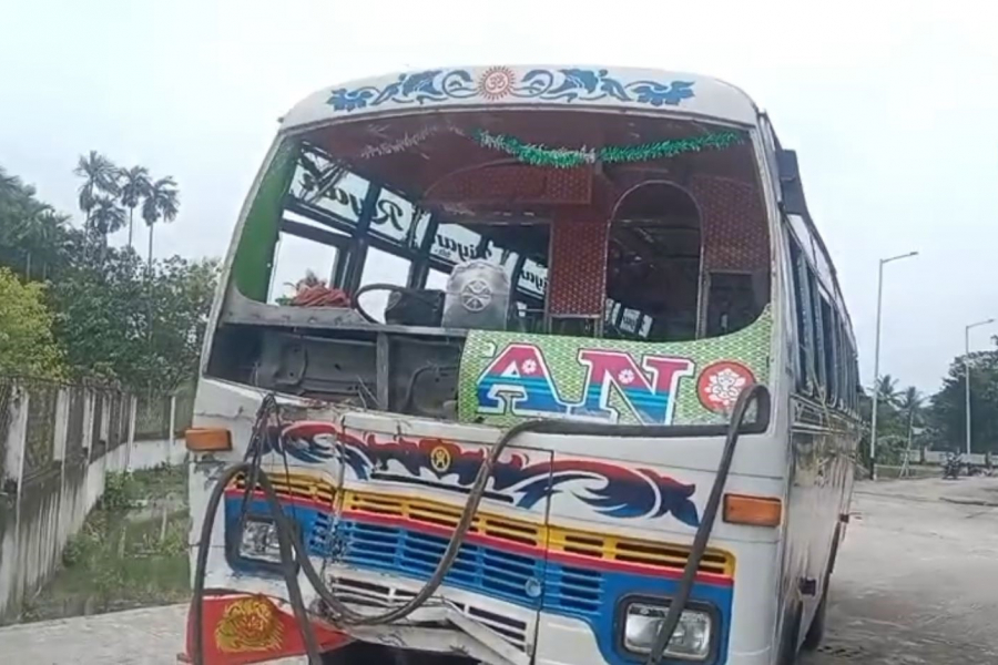 Father carrying two daughters crushed by bus, 3 dead in tragic accident