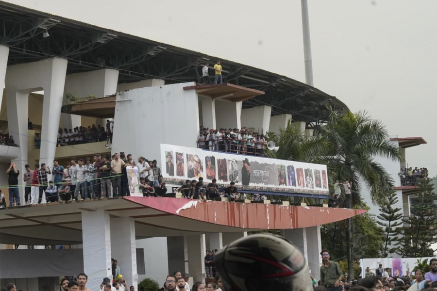 The mortal remains of popular singer Zubin Garg reached Guwahati airport on Sunday morning. Thousands of fans had gathered at the airport to see their beloved artist for the last time.