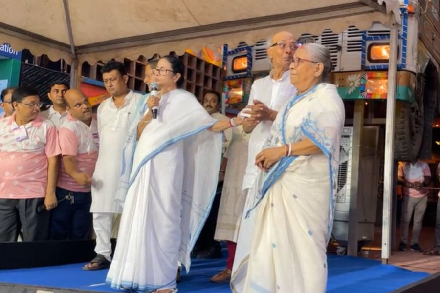 Every year, Kali Puja is celebrated with great pomp and show at Chief Minister Mamata Banerjee's house.