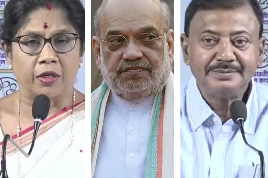 Bengal politics is heating up again. Union Home Minister Amit Shah's letter to the Election Commission regarding infiltration prevention and voter list revision is at the center of controversy.