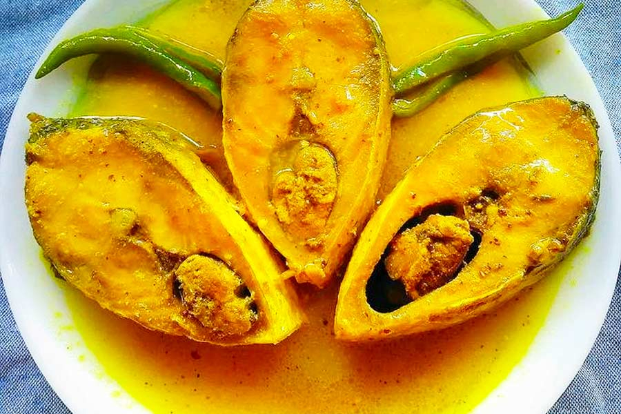 On the day of Basant Panchami, many people have the custom of cooking Jora Hilsa. First, the Jora fish is worshipped according to the rules