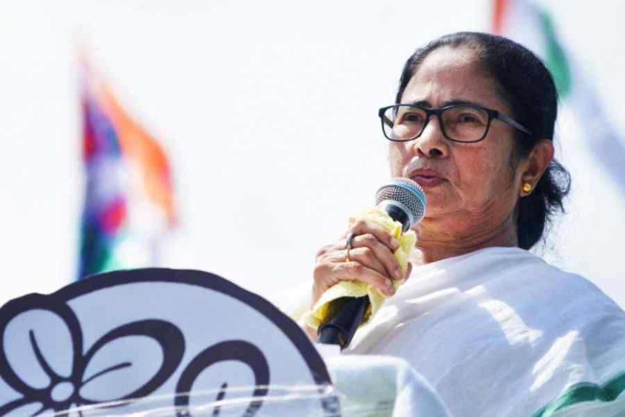 মুখ্যমন্ত্রীর-বাড়ির-কাছেই-ভুয়ো-পুলিশের-গাড়ি-আটক,-অস্ত্রশস্ত্র-সহ-ধৃত-যুবক