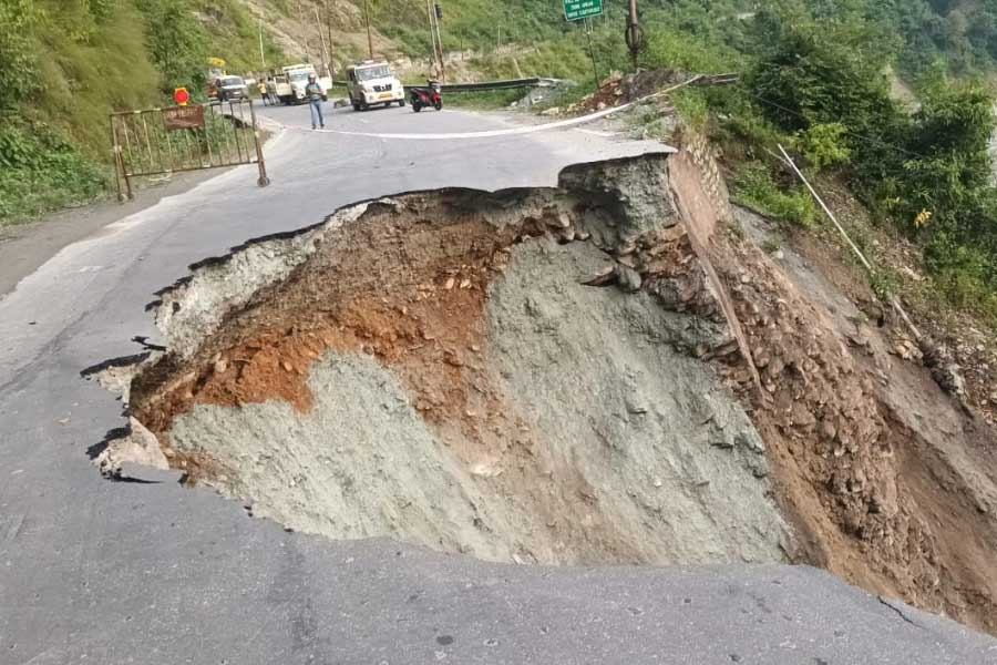 Traffic movement resumes on National Highway 10, the lifeline of the north, but heavy traffic congestion is increasing due to detours
