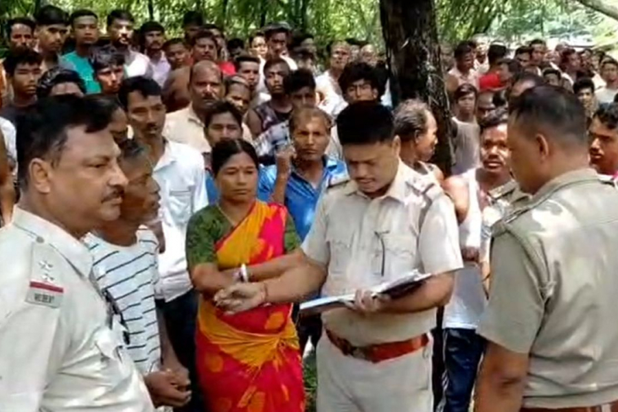 A man killed his wife and roamed the village with her liver. The woman's body was recovered from the house.