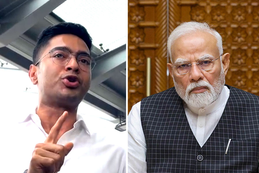 He strongly attacked the BJP-led Modi government in the tone of the comments made by party leader Chief Minister Mamata Banerjee.