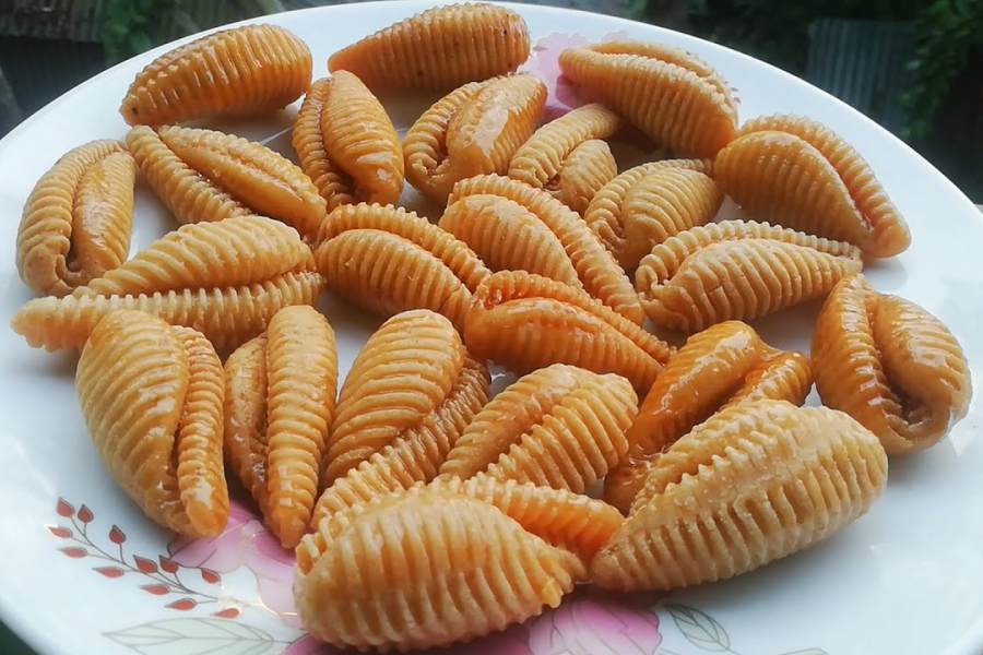 Winter means the sweet aroma of Pithe Puli in the Bengali kitchen. There is something different about eating hot Pithe Puli in the bitter cold.