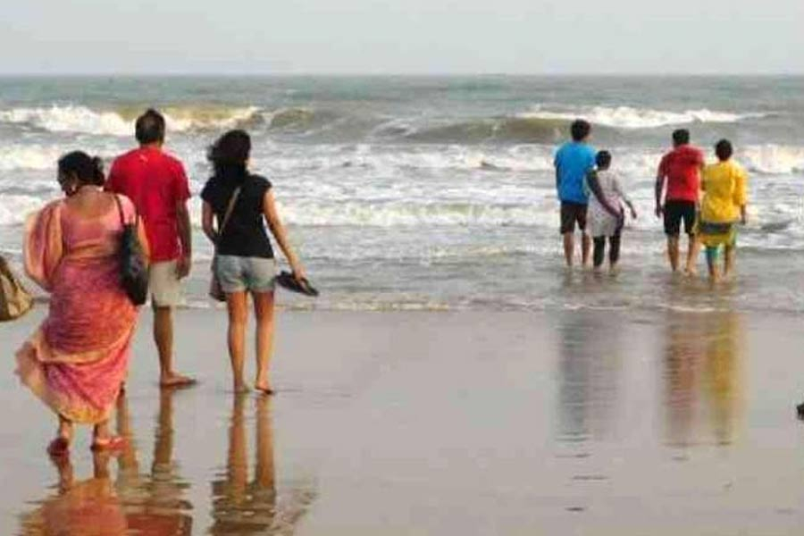 Digha is one of the state's tourist destinations. Although Digha is crowded with people all year round, the number increases several times during Christmas and New Year.