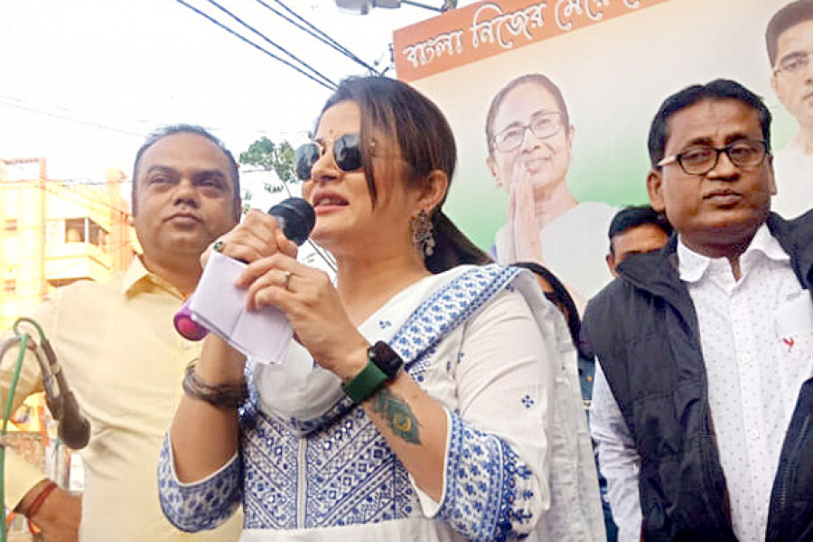 Is actress Srabanti the Trinamool candidate for the west of Partha? Speculation arose as Mamata gave importance at the Martyrs' Day stage.