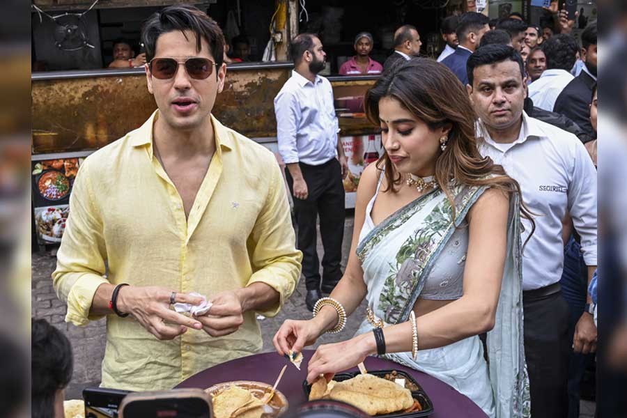Sidharth Malhotra and Janhvi Kapoor are not leaving any stone unturned in promoting their new film.