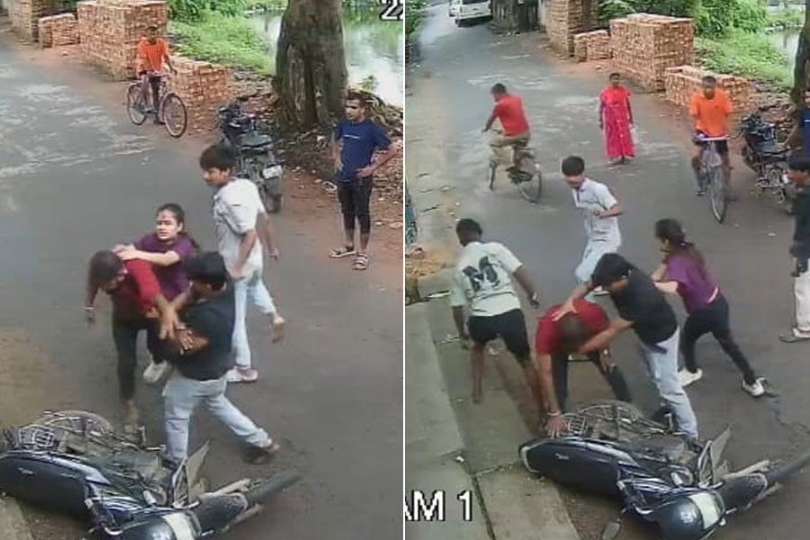 Kamarhati again! This time a teacher was attacked for protesting against drinking alcohol on the street.