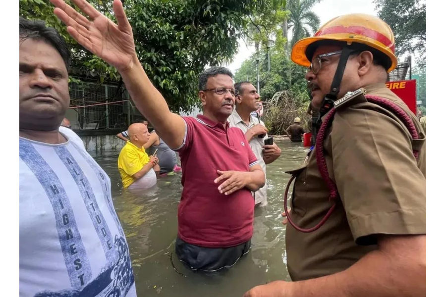 'I've never seen such a disaster before!' This is how Mayor Firhad Hakim reacted to the situation in Kolkata, which was flooded due to continuous rains.