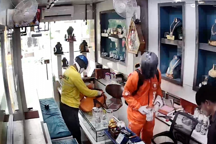 A daring robbery at the jewelry store with Blinkit and Swiggy in the outfits.