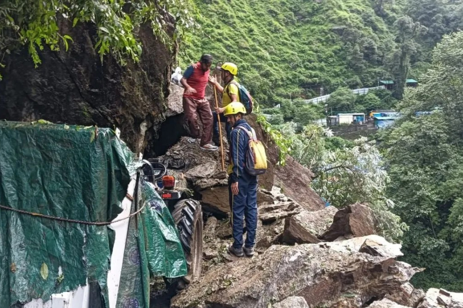 Landslide near Gaurikund due to heavy rain, Kedarnath yatra halted, rescue of 100 pilgrims.