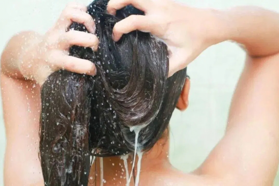 Many people suffer from oily skin. Especially for those who have excess oil secretion from their scalp