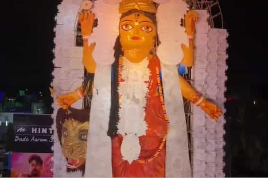 The tag line was the world's largest Jagaddhatri. On the seventh day, the puja mandap in Chandannagar's Kanailal Palli collapsed.