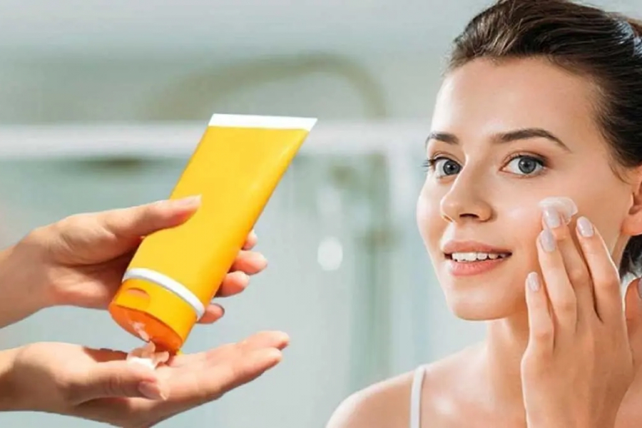 Nowadays, the skin is being affected by dust, sand and pollution. The skin becomes lifeless, dry and unattractive due to sun and pollution.