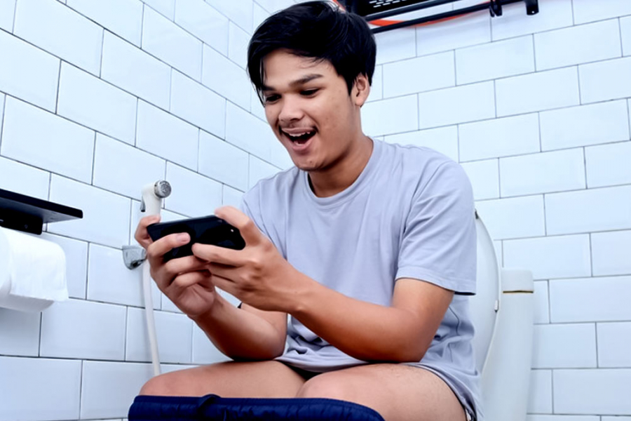 Caution! Do you also use your phone in the toilet? Know its disadvantages