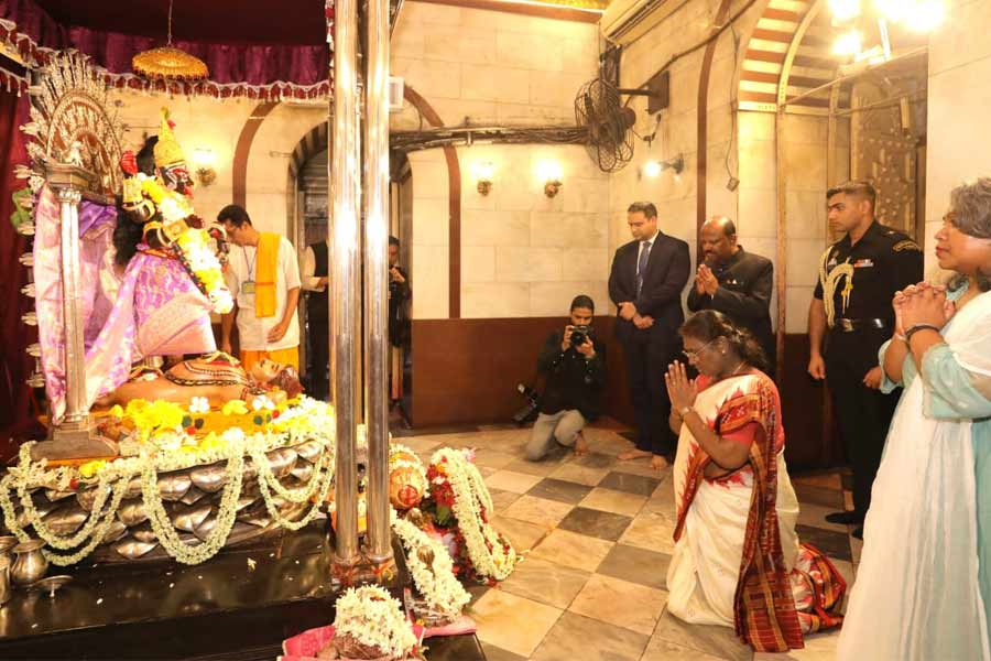 Flowers fall from Bhavatarini's hand, President offers puja at Dakshineswar temple