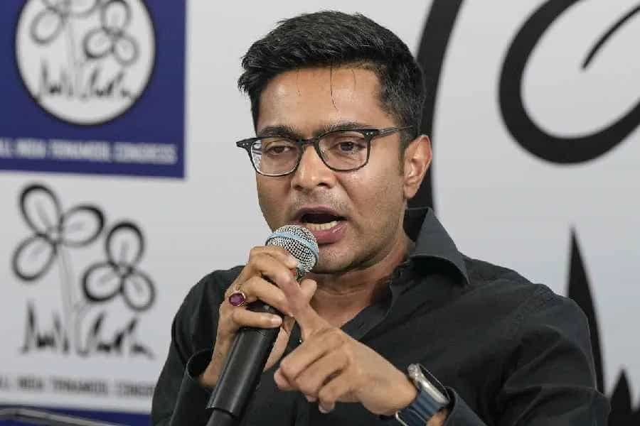 The Election Commission (ECI) has accused the state government of withholding the increased allowance of BLOs and EROs.