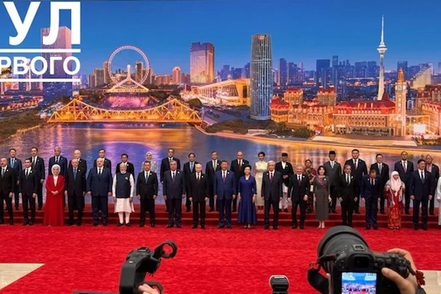 Modi-Shahbaz on stage for the first time since Operation Sindoor, PM takes picture surrounded by 'enemies'