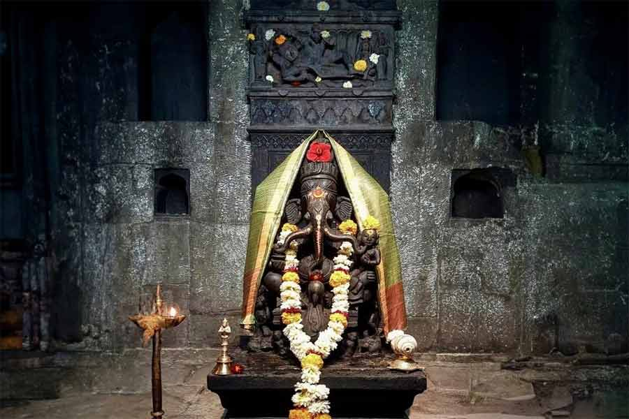 'Trishunda Ganesh' residing in Dada's vehicle, Peacock! The history of Bengal reminds us of the temple in Pune